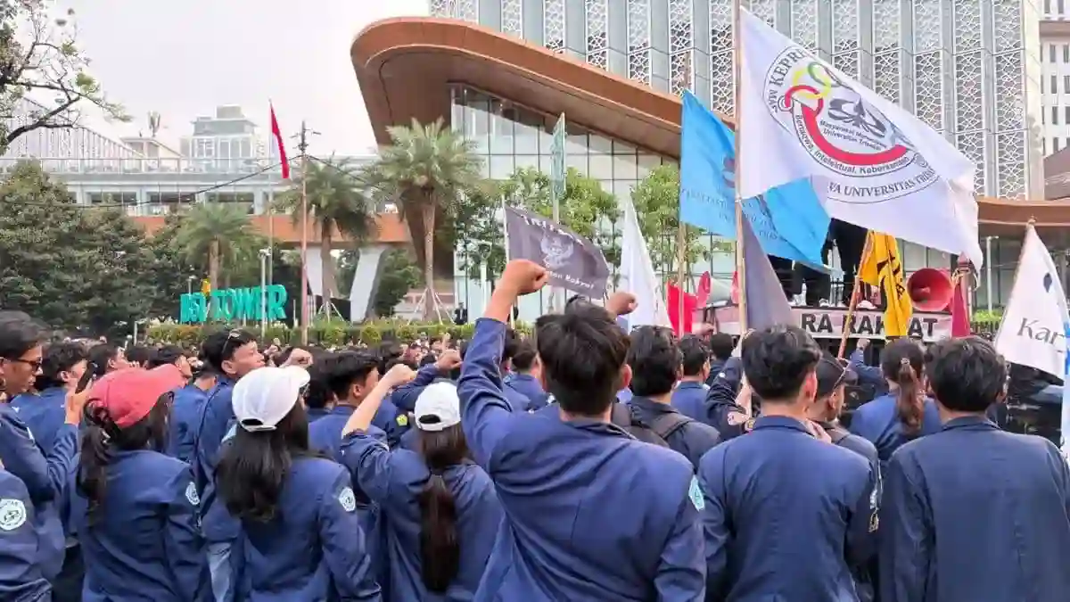 Aksi Mahasiswa Trisakti di Patung Kuda: Lagu Perjuangan dan Tiga Sumpah Keadilan Aksi Mahasiswa Trisakti di Patung Kuda: Lagu Perjuangan dan Tiga Sumpah Keadilan