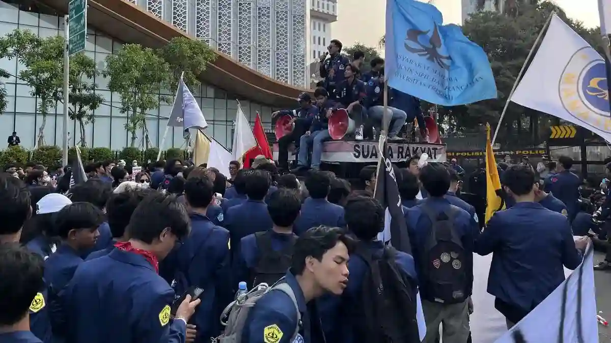 Tiga Seruan Mahasiswa Trisakti dalam Aksi di Patung Kuda Tiga Seruan Mahasiswa Trisakti dalam Aksi di Patung Kuda