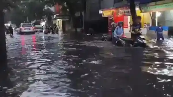 Hujan Lebat Picu Banjir di Cibaduyut, Kendaraan Tersendat dan Mogok