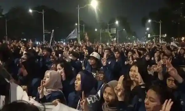 Aksi Mahasiswa di Patung Kuda Usai Sampaikan Tuntutan, Jalan Medan Merdeka Selatan Dibuka Kembali