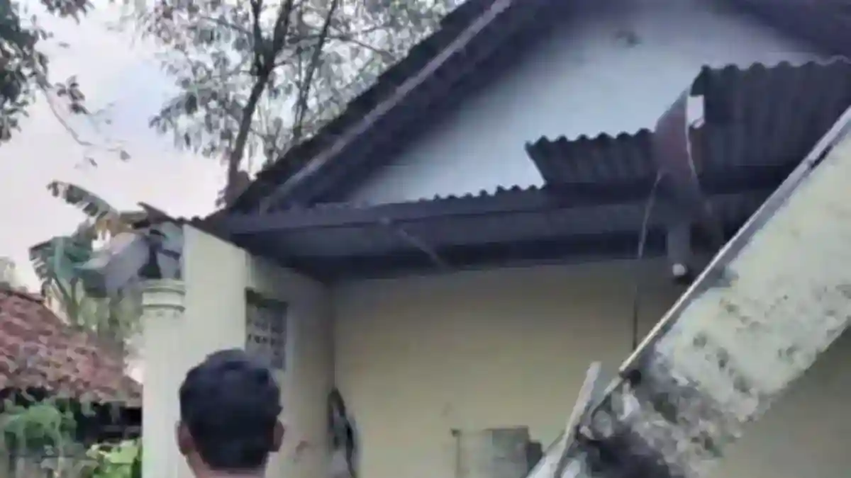 Angin Kencang Merusak Rumah dan Fasilitas Umum di Kartoharjo