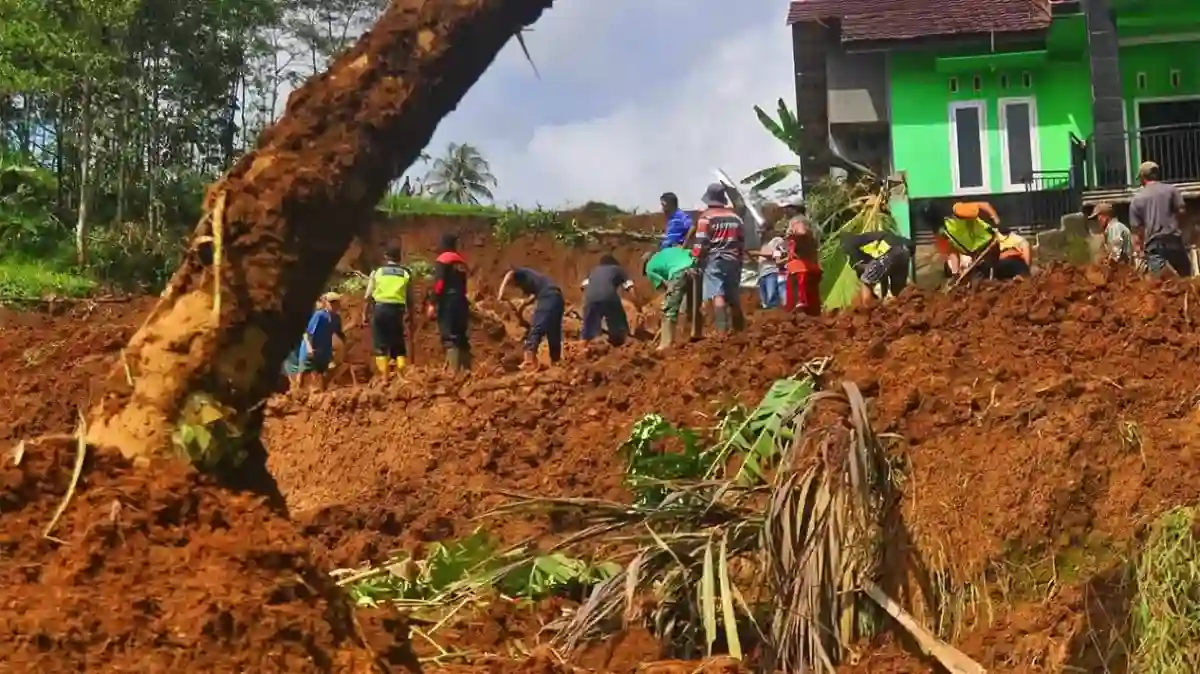 Longsor di Tamanayu Renggut Nyawa Ayah dan Anak