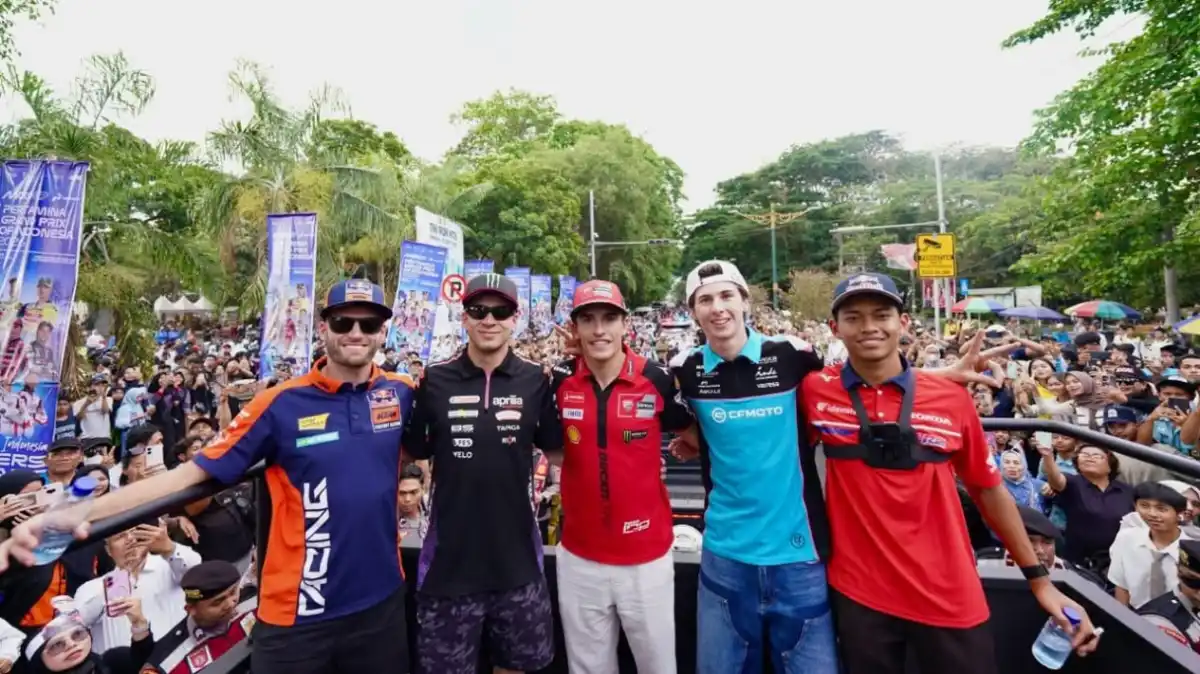 Antusiasme Warga Mataram Sambut Parade Pembalap MotoGP 2026 Menjelang Balapan Mandalika Antusiasme Warga Mataram Sambut Parade Pembalap MotoGP 2026 Menjelang Balapan Mandalika