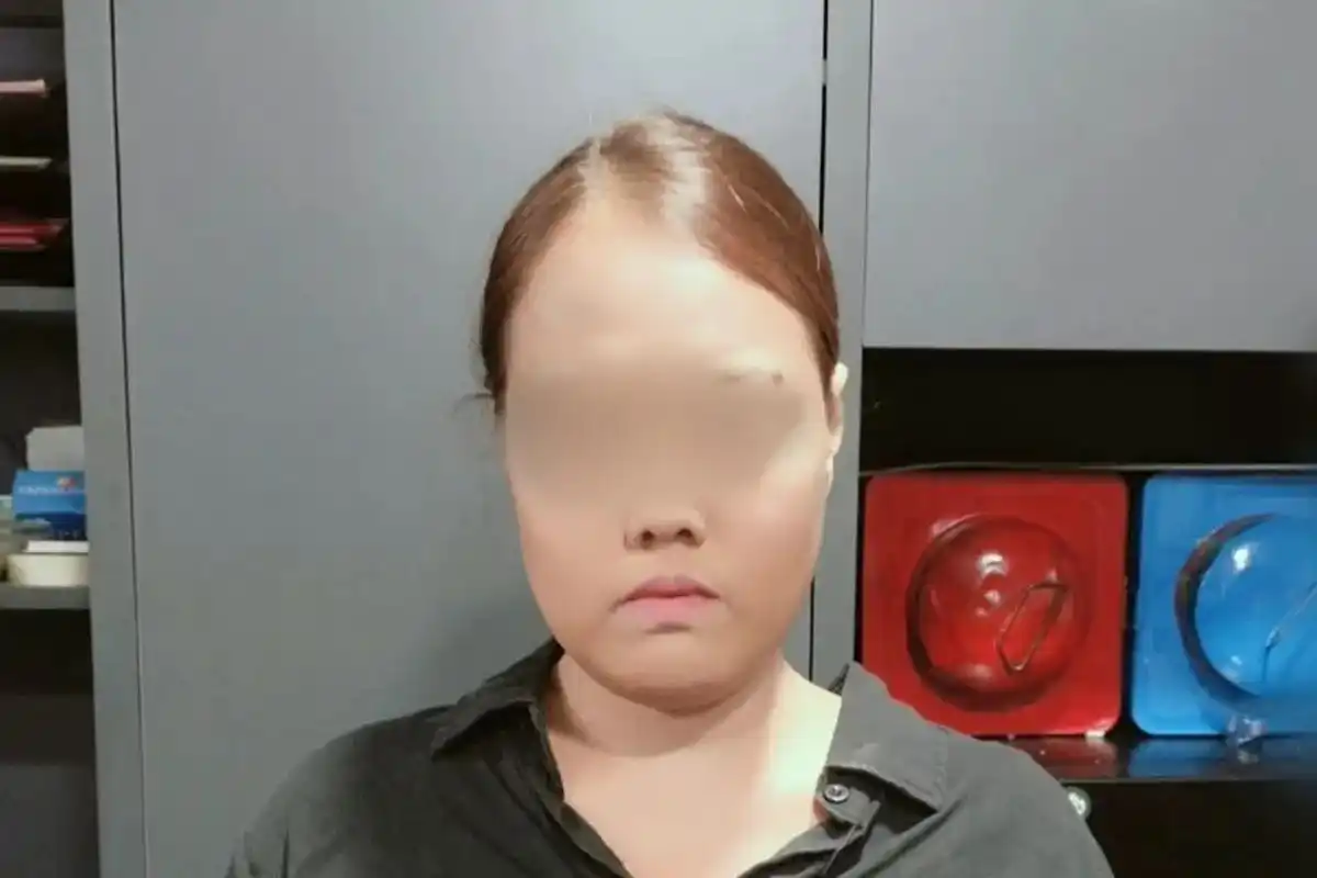 Polisi Tangkap Perempuan yang Diduga Curi Uang dan iPhone Bos pada Hari Pertama Kerja Polisi Tangkap Perempuan yang Diduga Curi Uang dan iPhone Bos pada Hari Pertama Kerja