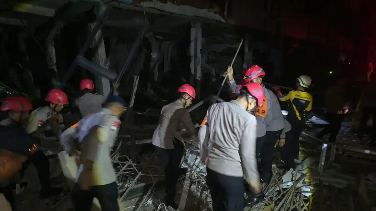 Delapan Orang Dirawat Usai Ledakan di Pertokoan Pasar Cimanggis Delapan Orang Dirawat Usai Ledakan di Pertokoan Pasar Cimanggis