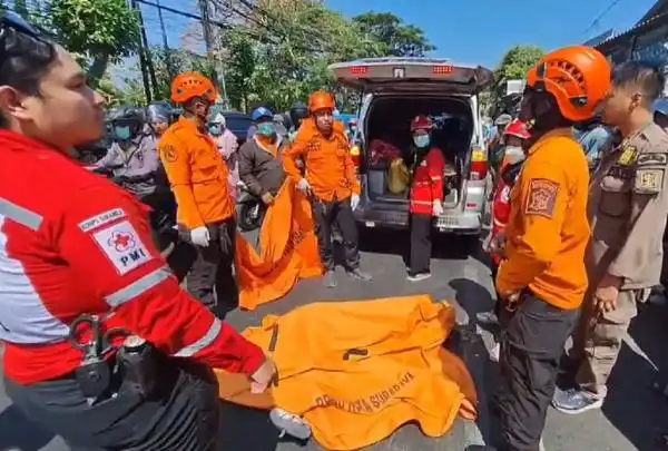 Pengendara Scoopy Meninggal Setelah Terlindas Truk di Jagir Wonokromo
