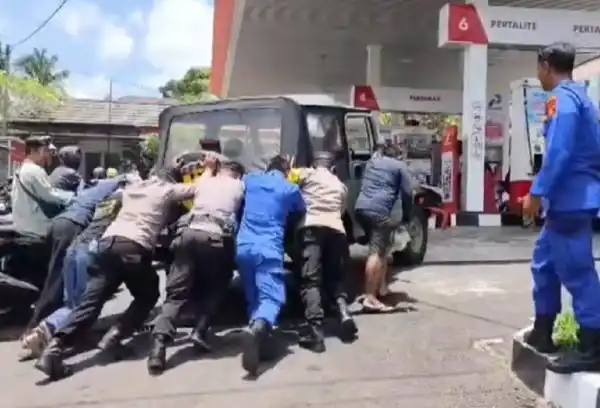 Polisi Bantu Pengendara di Tengah Antrean BBM yang Mengular di Gianyar