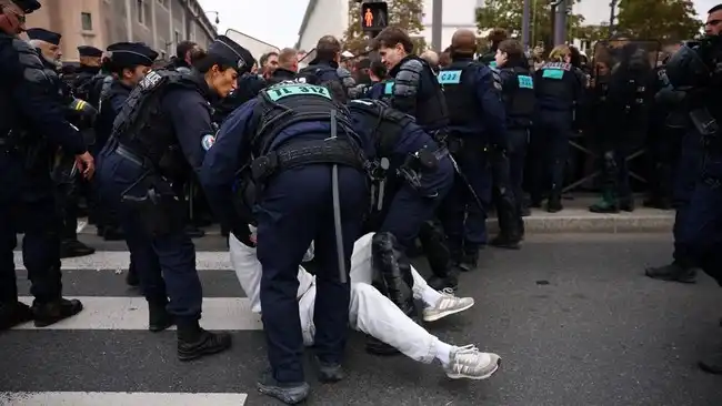 Protes Pendidikan di Prancis Berlanjut, Pelajar Bentrok dengan Polisi di Paris