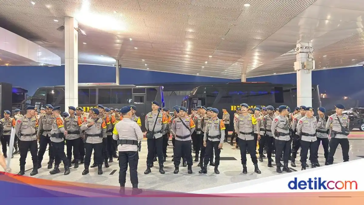 Polri Perkuat Respons Karhutla Sumsel dengan Tambahan 200 Personel Brimob