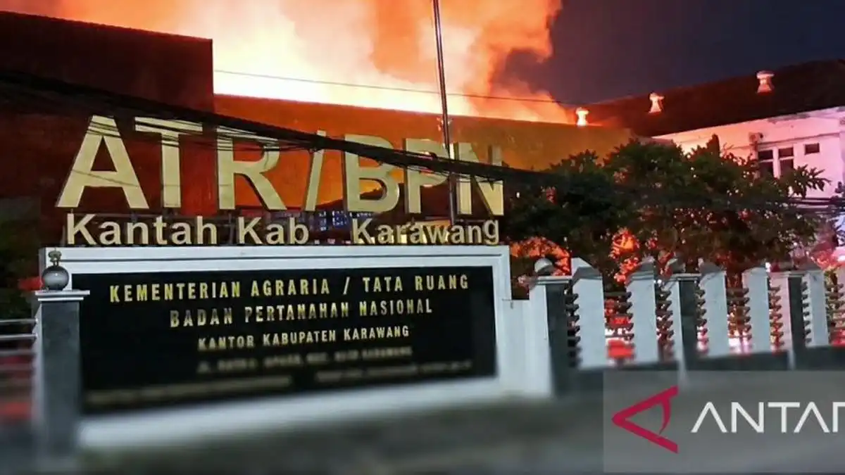 Api Hanguskan Sebagian Besar Kantor BPN Karawang, Delapan Armada Dikerahkan