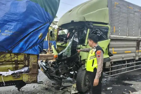 Tabrakan Dua Truk di Pantura Batang, Satu Sopir Memar