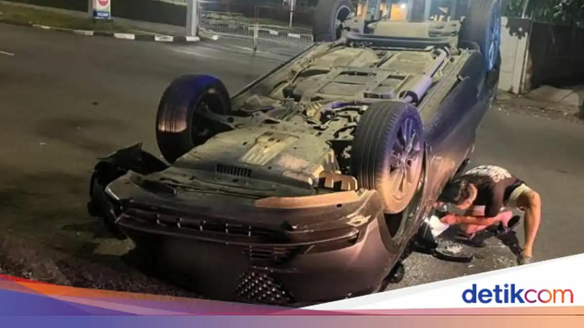 Kecelakaan Tunggal di Karadenan, Honda HR-V Terbalik Setelah Menabrak Tiang