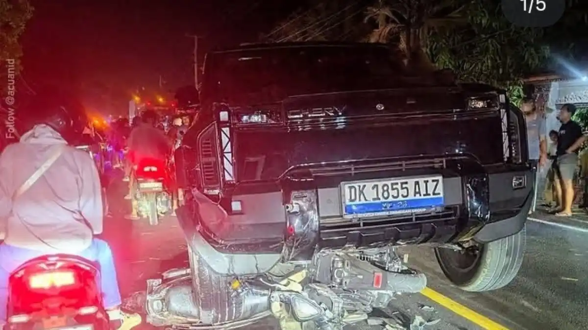 Mobil Listrik Serempet Tiga Motor yang Mengantre BBM di Jembrana