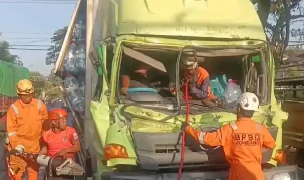 Tabrakan Dua Truk di Keplaksari, Sopir Terjepit dalam Kabin Ringsek
