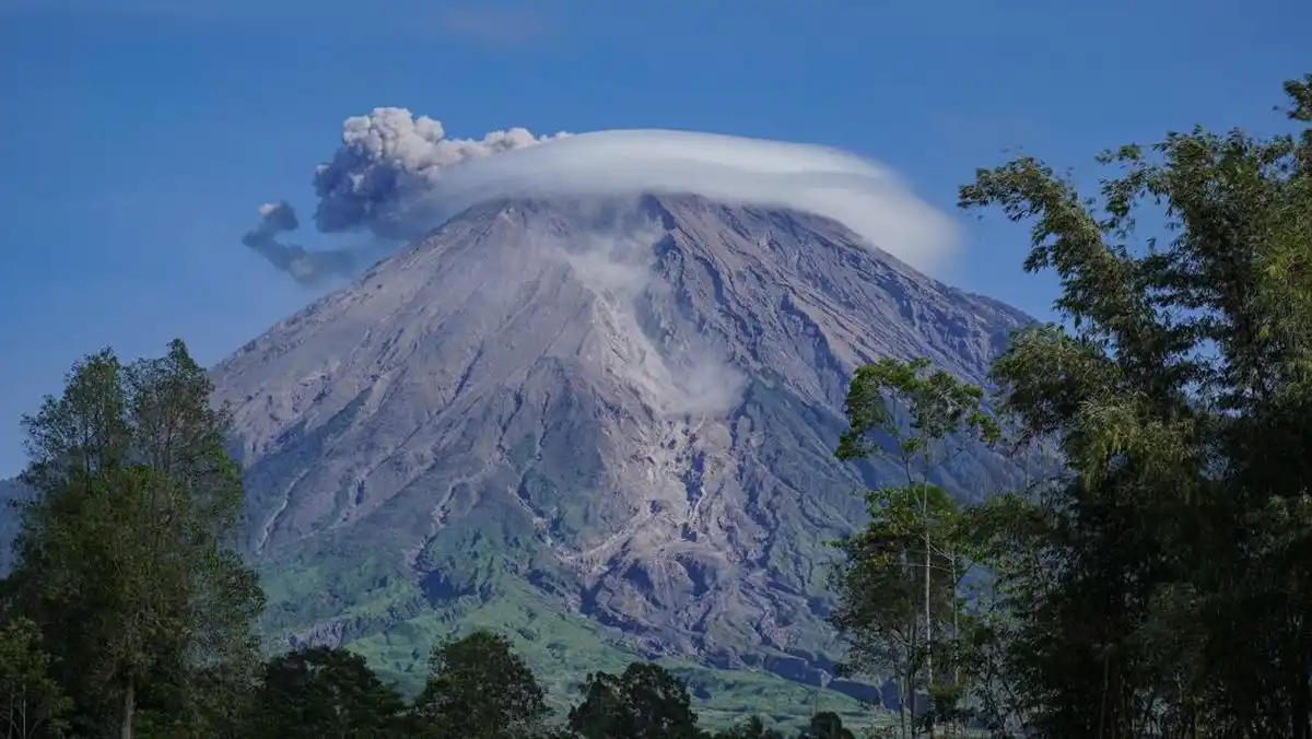 Semeru Erupsi Tiga Kali, Kolom Abu Tertinggi Mencapai 1.000 Meter