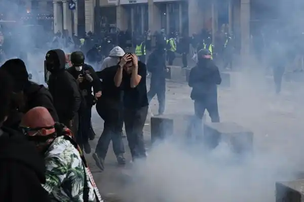 Bentrokan Pecah di Aksi Protes Paris, Polisi Bubarkan Massa dengan Gas Air Mata