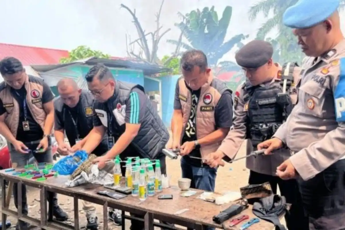 Penggerebekan Dugaan Sarang Narkoba di Deli, Polisi Sita Airsoft Gun dan Senjata Tajam