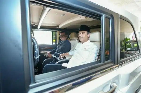Gus Ipul Jajal Maung di Kantor Kemensos, Apresiasi Kendaraan Buatan Indonesia