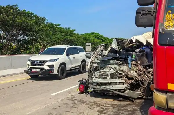 Tabrakan Elf Rombongan Suporter PSS di Tol Madiun Menewaskan Empat Orang