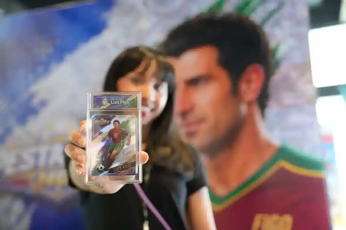 Luis Figo Diabadikan dalam Kartu Koleksi di Jakarta Game On