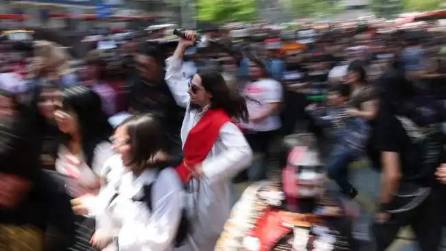 Santiago Berubah Jadi Panggung Zombie Walk yang Meriah dan Ramah Keluarga