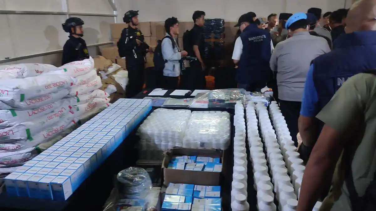 Pengungkapan Pabrik Obat Ilegal di Bandung: Lima Tersangka dan Potensi Produksi 250 Juta Butir