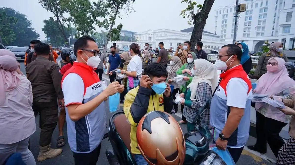 Pertamina Salurkan 2.200 Masker untuk Warga di Tengah Kabut Asap Medan