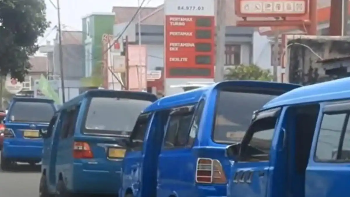Antrean Pertalite Berjam-jam di Ternate, Kendaraan Mengular hingga Kilometer di Polewali Mandar