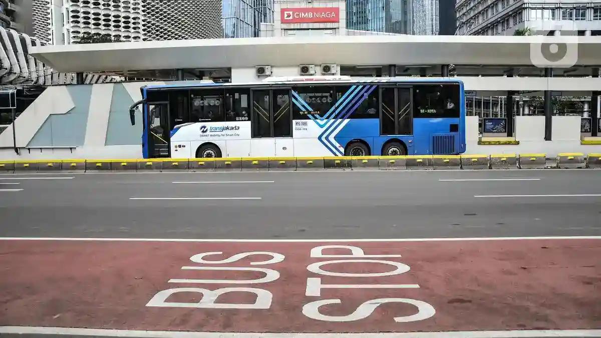 Kecelakaan Truk di Cawang Ganggu 15 Layanan Transjakarta Kecelakaan Truk di Cawang Ganggu 15 Layanan Transjakarta