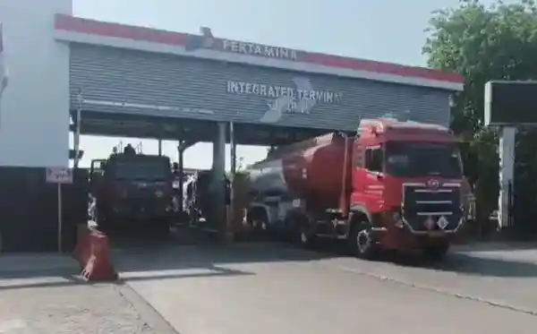 Emil Dardak Tinjau Terminal BBM Surabaya, Stok Jatim Disebut Cukup hingga Delapan Hari