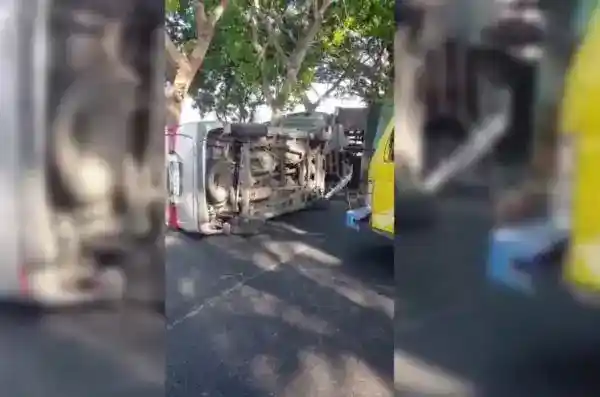 Kronologi Kecelakaan di Widang: Truk Kontainer Menimpa Avanza