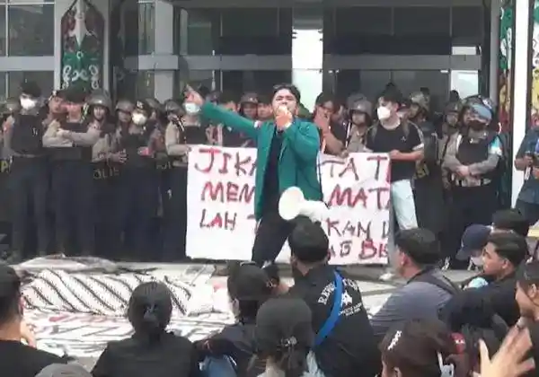 Desakan Penetapan Karhutla sebagai Bencana Nasional Berujung Penyegelan Kantor Gubernur Kalteng