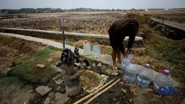 Krisis Air di Medalkrisna: Warga Bekasi Bergantung pada Sumur Pompa Tua