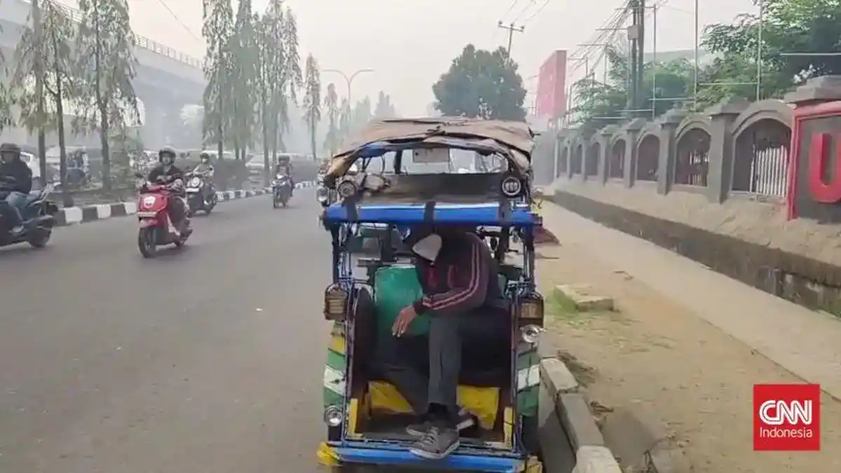 Kabut Karhutla Lumpuhkan Aktivitas Warga di Palembang