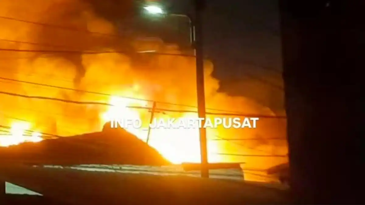 Pemadaman Kebakaran Permukiman Kramat Pulo Masih Berlangsung hingga Malam