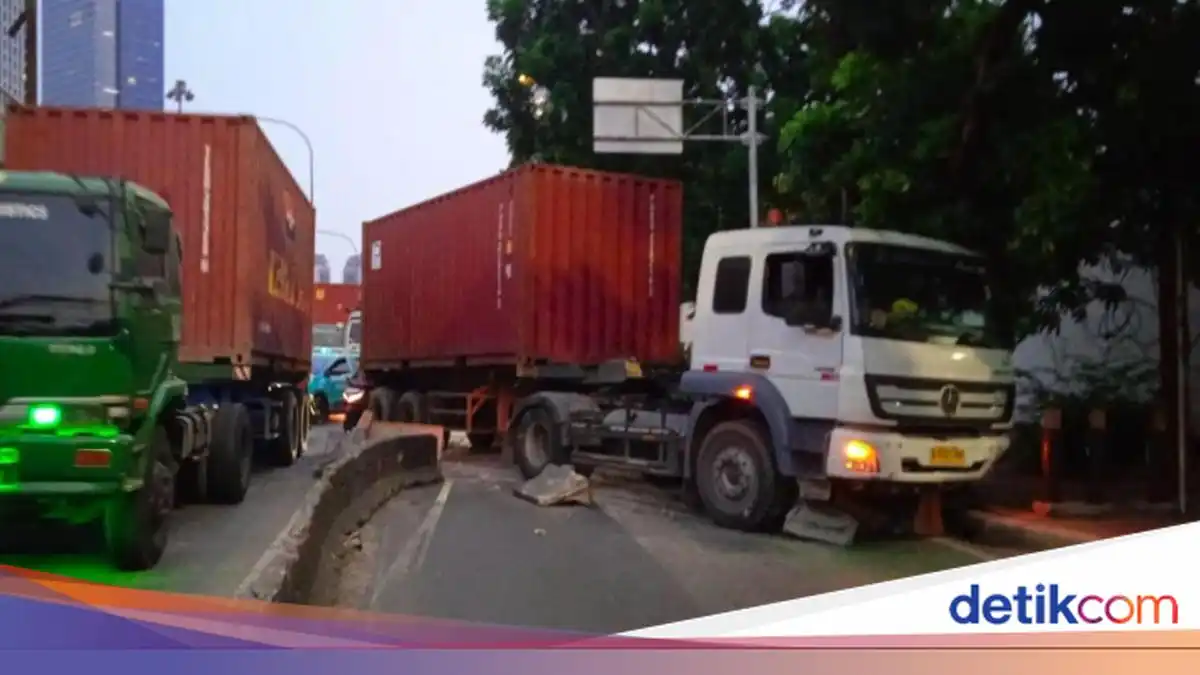 Truk Kontainer Dievakuasi Usai Tabrak Separator di Tomang, Arus Lalu Lintas Masih Padat Truk Kontainer Dievakuasi Usai Tabrak Separator di Tomang, Arus Lalu Lintas Masih Padat