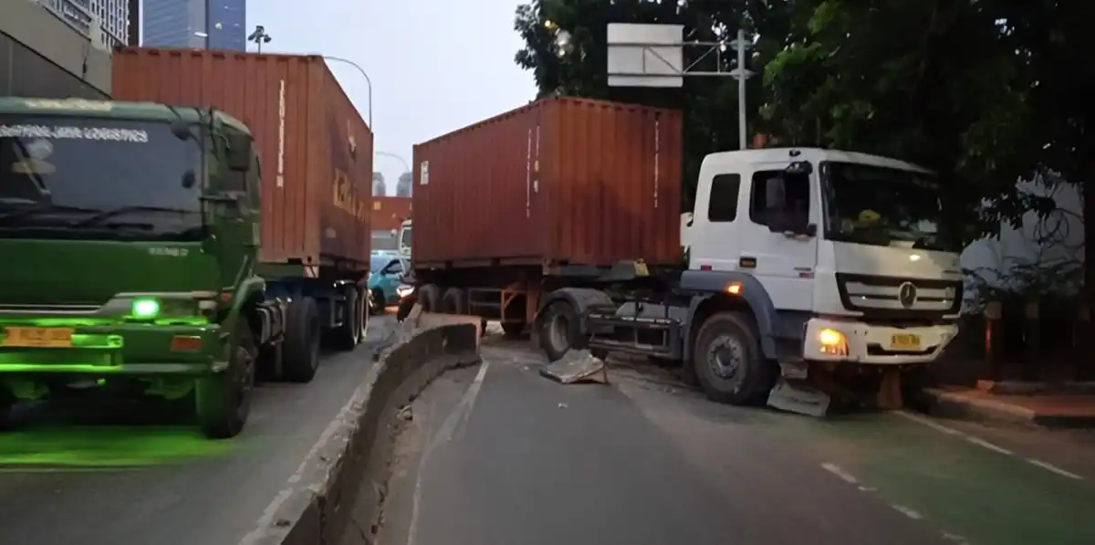 Kecelakaan Truk Kontainer di Tomang Mengganggu Lalu Lintas dan Perjalanan TransJakarta Kecelakaan Truk Kontainer di Tomang Mengganggu Lalu Lintas dan Perjalanan TransJakarta