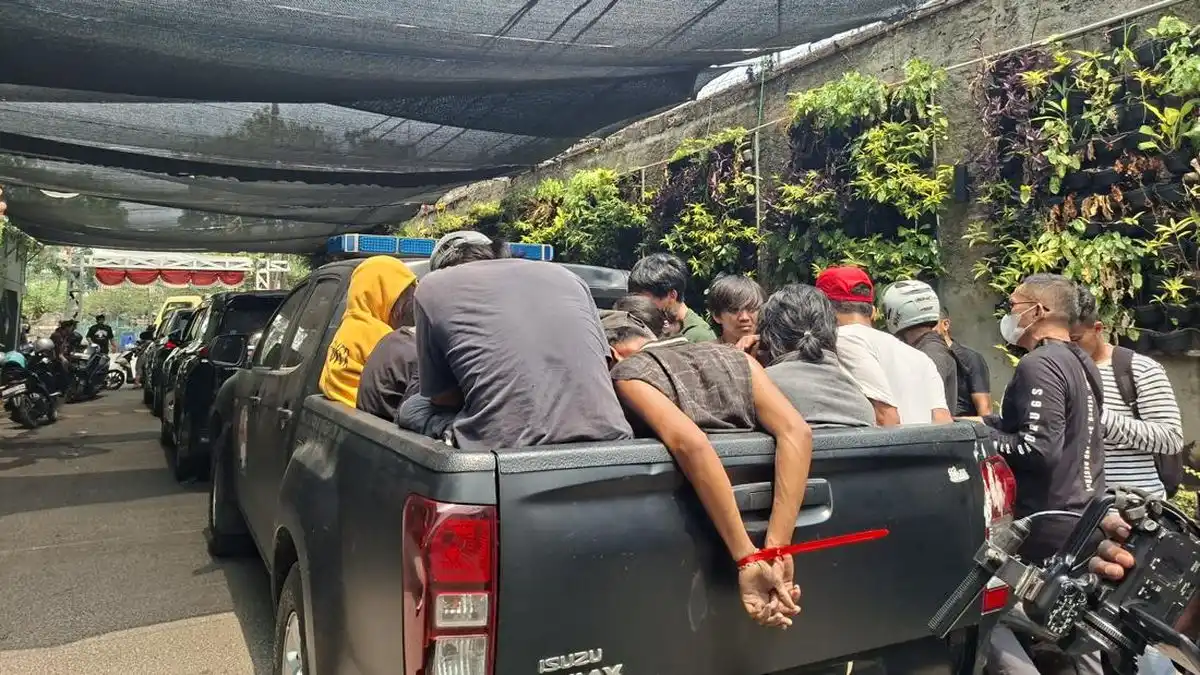 Penggerebekan Gabungan di Kampung Ambon dan Kampung Boncos Amankan 24 Orang Penggerebekan Gabungan di Kampung Ambon dan Kampung Boncos Amankan 24 Orang