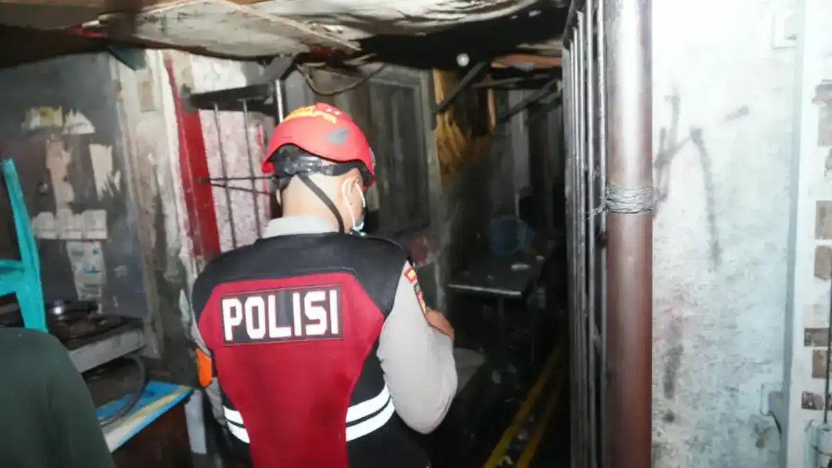 Kebakaran di Permukiman Padat Kramat Pulo Melalap 50 Bangunan