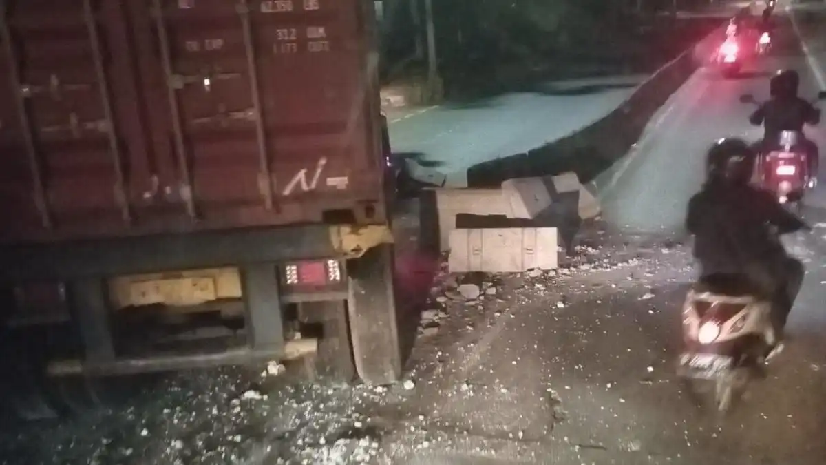 Truk Kontainer Tabrak Separator TransJakarta di Dekat Halte Grogol Truk Kontainer Tabrak Separator TransJakarta di Dekat Halte Grogol