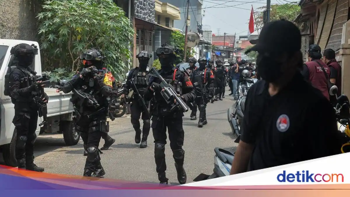 Penggerebekan Dua Kampung Narkoba di Jakarta Barat Amankan 24 Orang Penggerebekan Dua Kampung Narkoba di Jakarta Barat Amankan 24 Orang