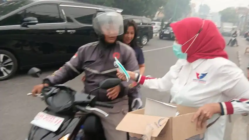 Kabut Asap Karhutla Jambi Mendorong Aksi Pembagian Masker kepada Warga
