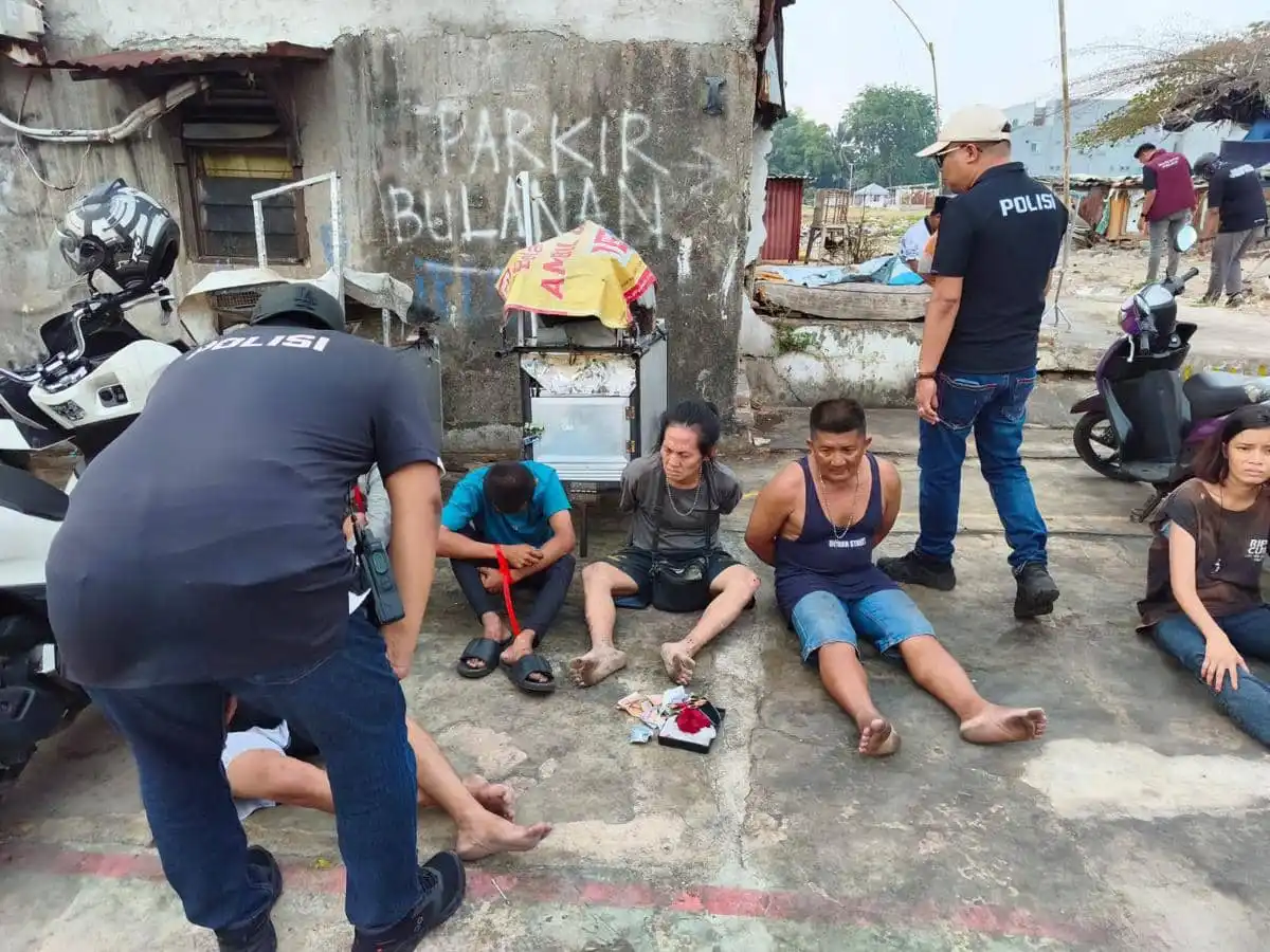 Penggerebekan di Kampung Ambon dan Kampung Boncos Berujung pada Penangkapan 24 Orang Penggerebekan di Kampung Ambon dan Kampung Boncos Berujung pada Penangkapan 24 Orang