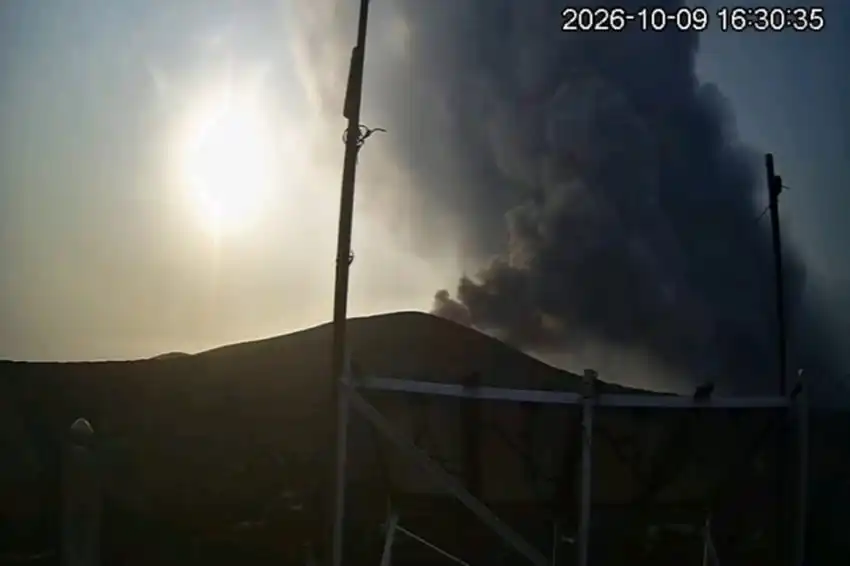 Anak Krakatau Erupsi Dua Kali di Selat Sunda, Warga Diminta Menjauh 2 Kilometer Anak Krakatau Erupsi Dua Kali di Selat Sunda, Warga Diminta Menjauh 2 Kilometer
