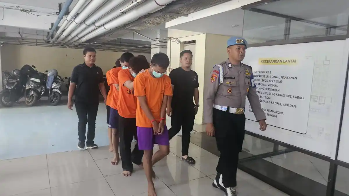 Empat Anggota Gangster Depok Ditangkap Saat Tidur Usai Serang Warga dengan Celurit Empat Anggota Gangster Depok Ditangkap Saat Tidur Usai Serang Warga dengan Celurit