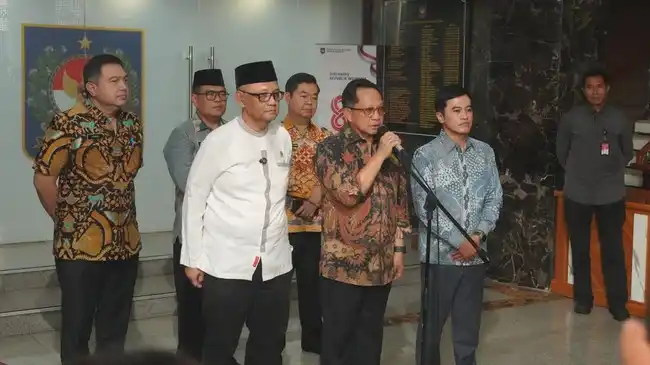 Mendagri Mendorong Pemda Membantu Perbaikan Proses Keberangkatan Jemaah Haji Mendagri Mendorong Pemda Membantu Perbaikan Proses Keberangkatan Jemaah Haji
