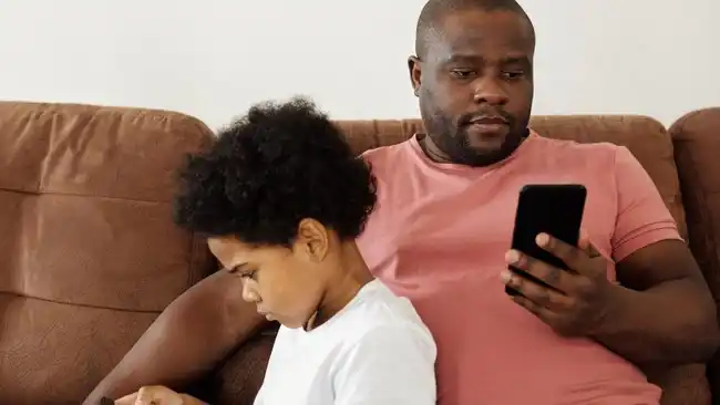 Gen Z Menemukan Kembali Sensasi Menunggu Pesan Jarak Jauh