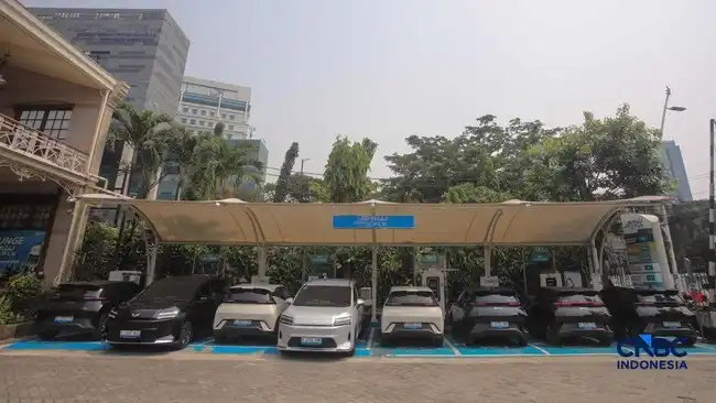 Antrean Pengisian Kendaraan Listrik Mulai Terlihat di Jakarta Antrean Pengisian Kendaraan Listrik Mulai Terlihat di Jakarta
