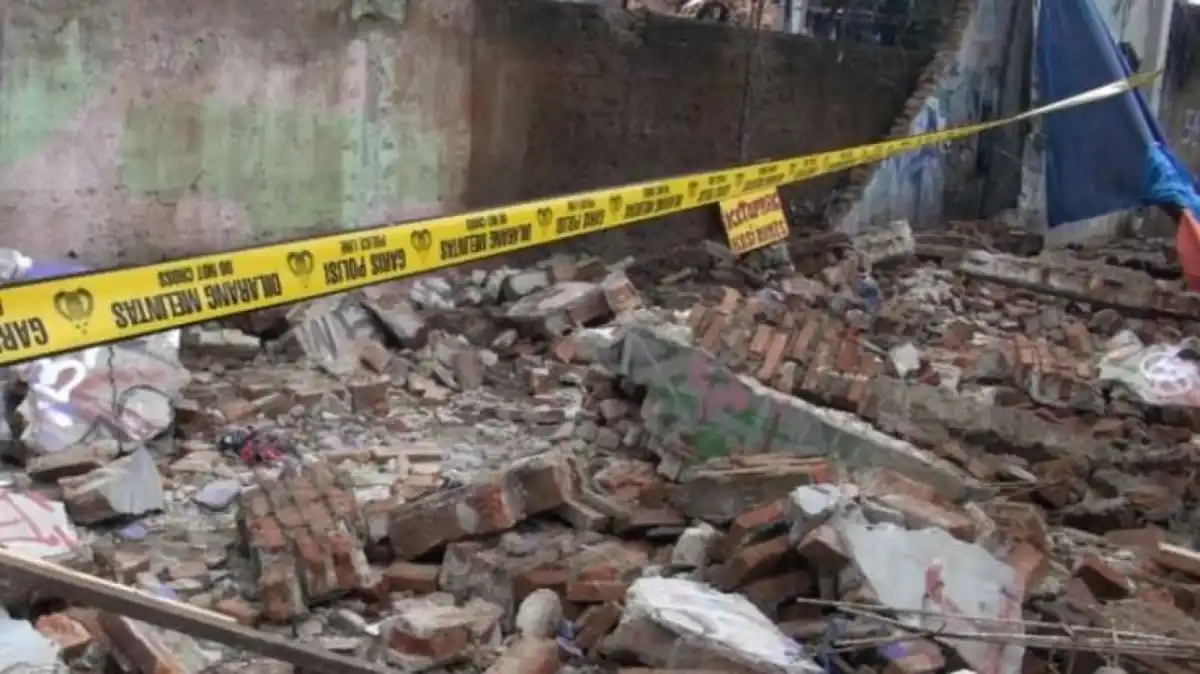 Tembok Pembatas SDN Tapos 3 Depok Ambruk, Lima Siswa Tertimpa