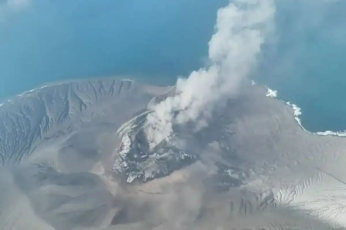 Erupsi Gunung Anak Krakatau Terjadi di Selat Sunda, Abu Membubung 250 Meter Erupsi Gunung Anak Krakatau Terjadi di Selat Sunda, Abu Membubung 250 Meter